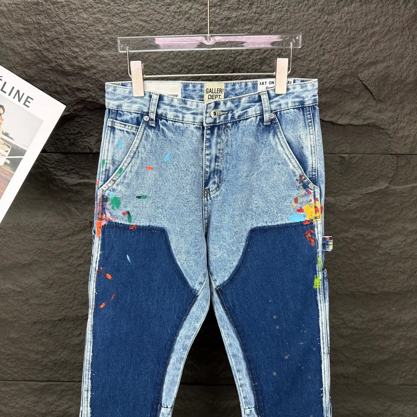 P250 GALLERY DEPT. 2025 new splash-ink graffiti splicing couple style loose washed bootcut jeans 🔥High version🔥High version🔥 Top ceiling quality Styles with different washed textures, very friendly to people with thin legs and thick legs, the bootcut version is very flattering to the leg shape Moderate length that never goes out of style, easy to match with casually, basic styling for various styles, a must-have in the wardrobe! The fabric is stiff but also makes the upper body soft without losing texture. The washing process is even more perfect. It is a must-have item for everyone! ! ! Washed wheat, hang tag, pants label, complete with three labels Color: light blue Size: 28, 30, 32, 34, 36 (five sizes)